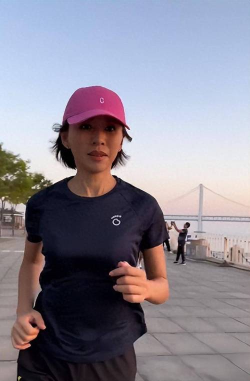 一边在海边浪漫看夕阳,一边首次分享个人"夜跑"段子